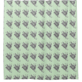 Graue Blüte am grünen Duschvorhang