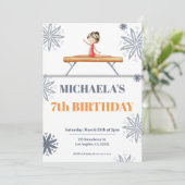 Graue Blütenmädchen auf einem einzigartigen Niedli Einladung (Stehend Vorderseite)