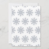 Graue Blütenmädchen auf einem einzigartigen Niedli Einladung (Rückseite)