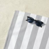 Graue Cabana-Streifen mit individuellem Monogramm Strandtuch (Beispiel)