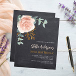 Graue Chalkboard-Rose Blumengebäck Einladung zum G<br><div class="desc">Hintergrund der Kopfplatte. Dekoriert mit einer großen Rose Gold und rot rosa Blumen,  Rose Blume und grüne Aquarell Eukalyptus Blätter,  Sprigs,  Grün und ein Imitat goldbraun. Personalisieren Sie Ihren Namen und Ihre Party-Daten und fügen Sie diese hinzu. 1 Blatt = 1 Einladung mit Druckkante bis Kante.</div>
