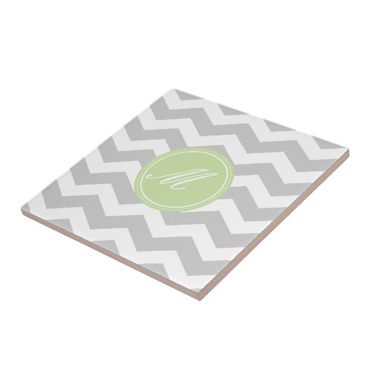 Graue Chevronfliesen mit Monogramm Fliese (Seite)
