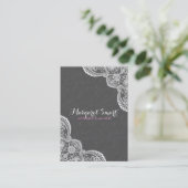 Graue Damasken und weiße Vintage Spitze 2 Visitenkarte (Stehend Vorderseite)