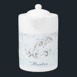 Graue Dolphin Personalisiert Teapot<br><div class="desc">Genießen Sie Ihren Tee mit einem Personalisierten grauen Dolphin Teekessel. Im Teapot-Design entfaltet sich ein lebendiger metallischer Delphin gegen eine gedämpfte Seeküche und elegante Rollen mit einem Bereich,  der mit Ihrem Namen personalisiert werden kann. Zusätzliche Geschenkartikel in diesem Design sowie eine Vielzahl von Farben.</div>