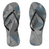 Graue Dreiecksausschnitte mit groben dunkelblauen  Badesandalen (Fußbett)