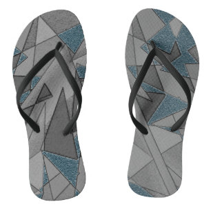 Graue Dreiecksausschnitte mit groben dunkelblauen Badesandalen