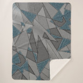 Graue Dreiecksausschnitte mit groben dunkelblauen  Sherpadecke (Vorderseite)