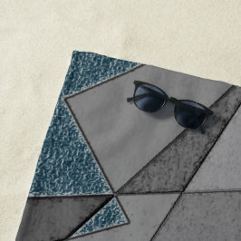 Graue Dreiecksausschnitte mit groben dunkelblauen  Strandtuch