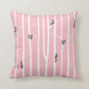 Graue Eichhörnchen Klettern Birkenbäume auf Rosa Kissen