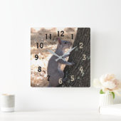 Graue Eichhörnchenhalterung Quadratische Wanduhr (Zuhause)