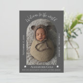 Graue, einfache Bogenrahmen Foto Geburtserklärung Ankündigung (Stehend Vorderseite)