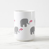 Graue Elefanten mit Sprays aus rotem Herzen Kaffeetasse (Mittel)