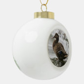 Graue Ente im Dunkeln des Sees Keramik Kugel-Ornament (Links)