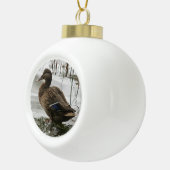 Graue Ente im Dunkeln des Sees Keramik Kugel-Ornament (Rechts)