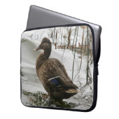 Graue Ente im Dunkeln des Sees Laptopschutzhülle (Vorderseite Links)