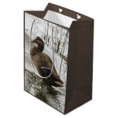 Graue Ente im Dunkeln des Sees Mittlere Geschenktüte (Rückseite Schrägansicht)