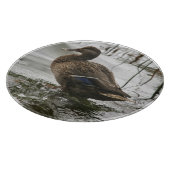 Graue Ente im Dunkeln des Sees Schneidebrett (Ecke)