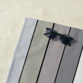 Graue Farbtöne mit schwarzen Streifen auf Aquarell Strandtuch (Beispiel)