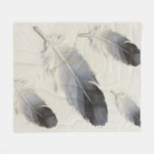 Graue Feder Sanfte Ästhetik Moderne Boho Fleecedecke (Vorderseite (Horizontal))