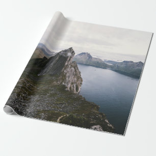 GRAUE FELSWÄNDE IN DER NÄHE DES SEES GESCHENKPAPIER