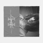 Graue Foto Monogramm Name moderne Schrift Fleecedecke (Vorderseite (Horizontal))