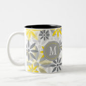 Graue gelbe Blume Grafisches Monogramm Zweifarbige Tasse (Links)