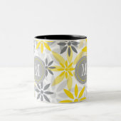 Graue gelbe Blume Grafisches Monogramm Zweifarbige Tasse (Mittel)