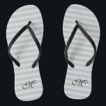 Graue gestreifte Monogramm-Hochzeitsparty Flip Flo Badesandalen<br><div class="desc">Graue / graue Bezeichnung monogramm Streifen Muster Hochzeitsflip Flops. Benutzerdefinierter Farbgurt für ihn und sie / Männer und Frauen. Benutzerdefinierte Hintergrundfarbe und personalisierte Namensinitialen. Moderne trendige Streifen Design Sandalen. Vertikale oder horizontale Linien. Niedliches Gastgeschenk zum Thema Hochzeit, Hochzeit, Brautparty, Verlobung, Geburtstag, Grillen, Bachelorette, Girls Wochenendausflug etc. Stripes-Flipflops mit stilvollen mit...</div>