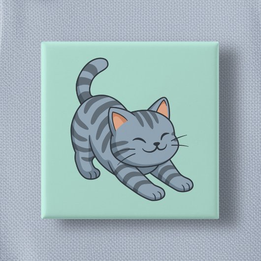 Graue getigerte Katze beim Strecken in Grün Button