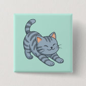 Graue getigerte Katze beim Strecken in Grün Button (Vorderseite)