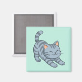 Graue getigerte Katze in Grün beim Strecken Magnet (Vorderseite/Rückseite)