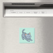 Graue getigerte Katze in Grün beim Strecken Magnet (In Situ (Geschirrspüler))