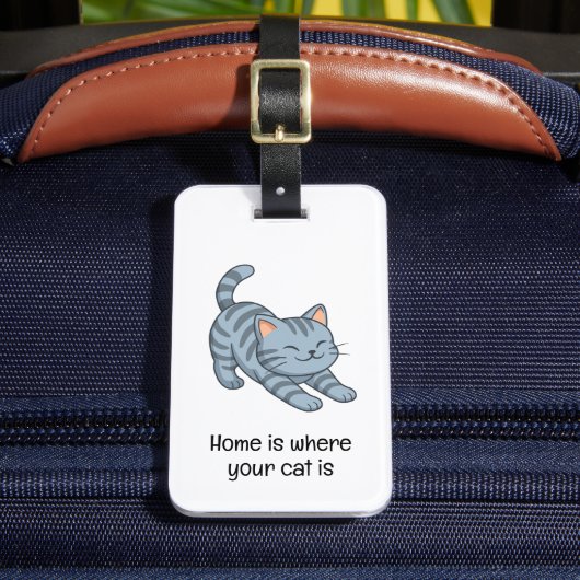 Graue getigerte Katze mit individuellem Text beim Gepäckanhänger (Vorderseite Insitu 2)