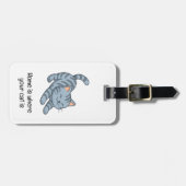 Graue getigerte Katze mit individuellem Text beim Gepäckanhänger (Vorderseite horizontal)
