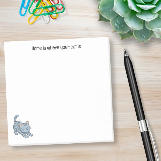 Graue getigerte Katze mit individuellem Text beim Post-it Klebezettel