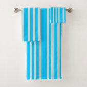 Graue graue Streifen auf Sky Blue Badhandtuch Set (Insitu)