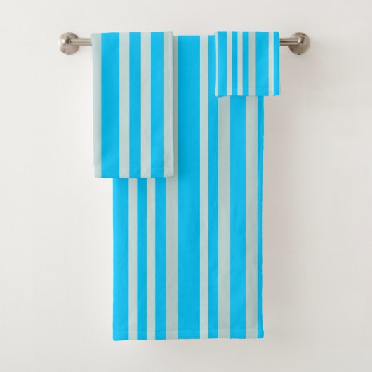 Graue graue Streifen auf Sky Blue Badhandtuch Set (Insitu)