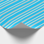 Graue graue Streifen auf Sky Blue Geschenkpapier (Ecke)