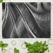 Graue Grooves, schwarzer Hintergrund Geschirrtuch (Gefaltet)