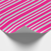 Graue, grüne Streifen auf Hübsch rosa Geschenkpapier (Ecke)