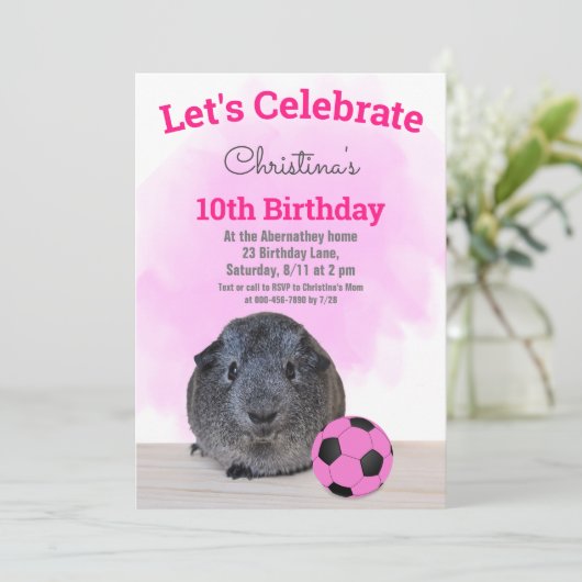 Graue Guinea Pig Girly Pink Fußball Ball Custom Einladung (Stehend Vorderseite)