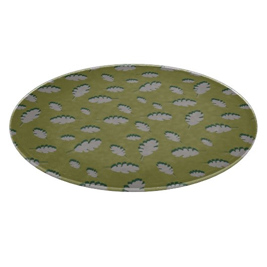 Graue Herbstblätter auf grünem Hintergrund Schneidebrett (Ecke)