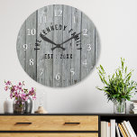 Graue Holzbauernfamilie Große Wanduhr<br><div class="desc">Graue Holzfamilie Name Bauernhaus Wall Clock - Bauernmauern im Bauernstil für die perfekte Ergänzung,  um Ihrer Küche ein Landdekor zu verleihen.Personalisieren Sie mit dem Namen der Familie und das Jahr für eine einzigartige Bauernmauer.</div>