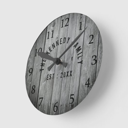 Graue Holzbauernfamilie Runde Wanduhr (Winkel)