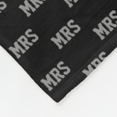 Graue Initialen auf schwarz wiederholt Fleecedecke (Ecke)