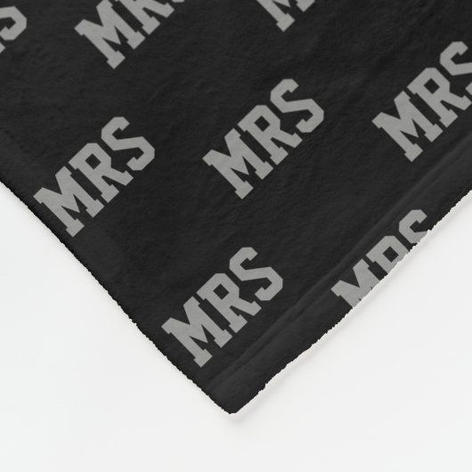 Graue Initialen auf schwarz wiederholt Fleecedecke (Ecke)