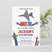Graue Kampfjet Geburtstagseinladungen Einladung (Stehend Vorderseite)