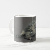 Graue Katze, die über Kaffee-Tasse rollt Kaffeetasse (Vorderseite Links)