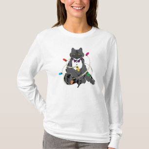 Graue Katze in den weihnachtlichen LIghts eingesch T-Shirt