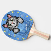 Graue Katze in Imitaten Denim Pocket mit Individue Tischtennis Schläger (Seitenansicht)
